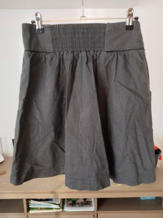 Falda gris con botones