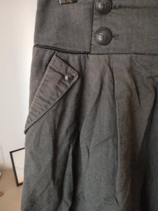 Falda gris con botones