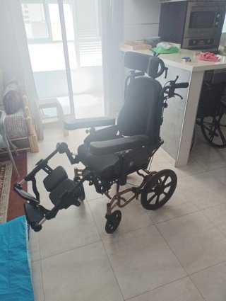 Silla de ruedas basculante y reclinable