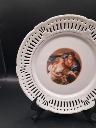 Plato de porcelana calada con escena