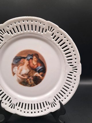 Plato de porcelana calada con escena