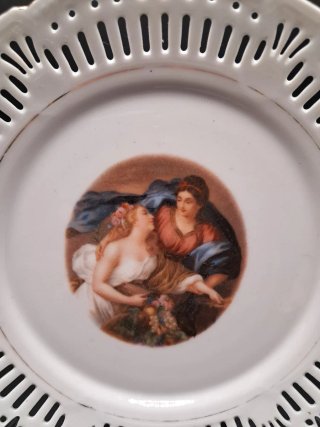 Plato de porcelana calada con escena