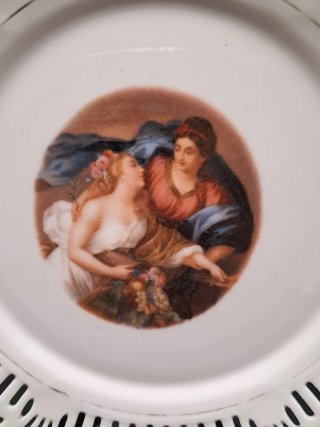 Plato de porcelana calada con escena