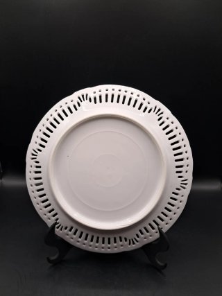 Plato de porcelana calada con escena