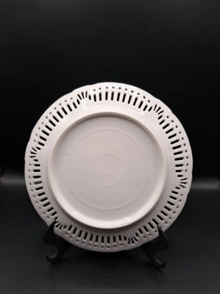 Plato de porcelana calada con escena