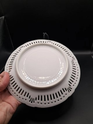 Plato de porcelana calada con escena