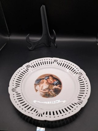 Plato de porcelana calada con escena
