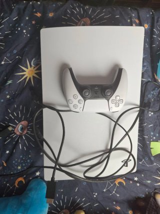 Consola PS5 con cables y mando