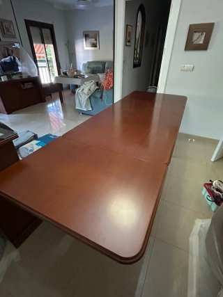 Mesa de salón de madera