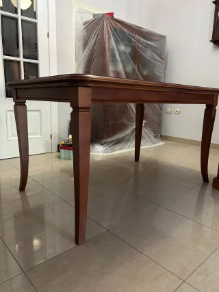 Mesa de salón de madera
