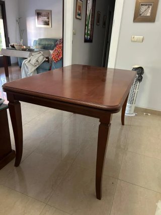 Mesa de salón de madera
