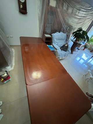 Mesa de salón de madera
