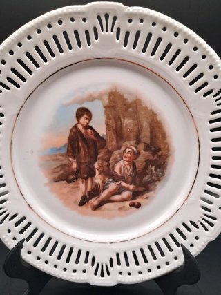 Plato de porcelana calada con borde dorado