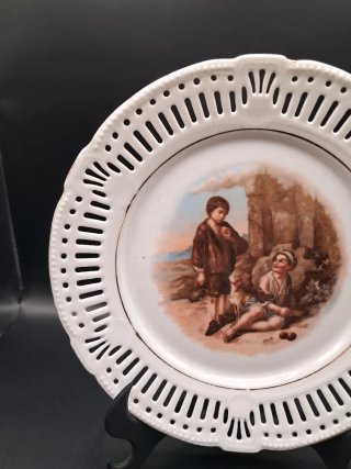 Plato de porcelana calada con borde dorado
