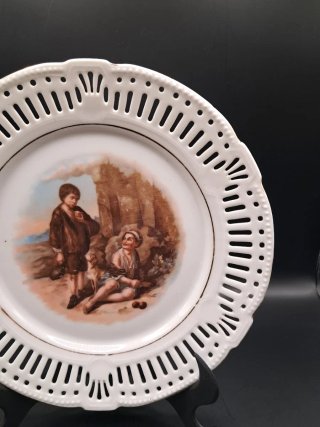 Plato de porcelana calada con borde dorado