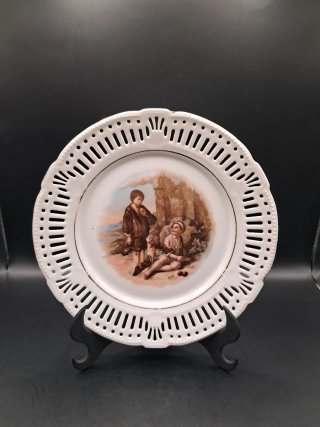 Plato de porcelana calada con borde dorado