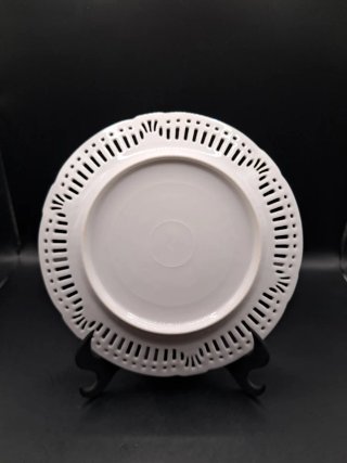 Plato de porcelana calada con borde dorado