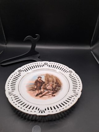 Plato de porcelana calada con borde dorado