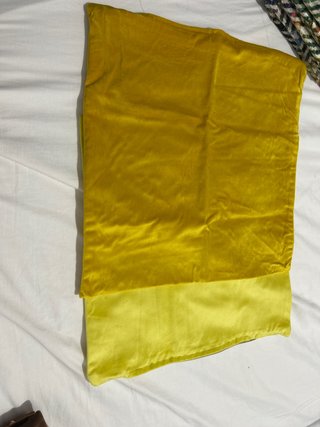 Funda de cojín 3 amarilla y 1 mostaza 4€ los 4
