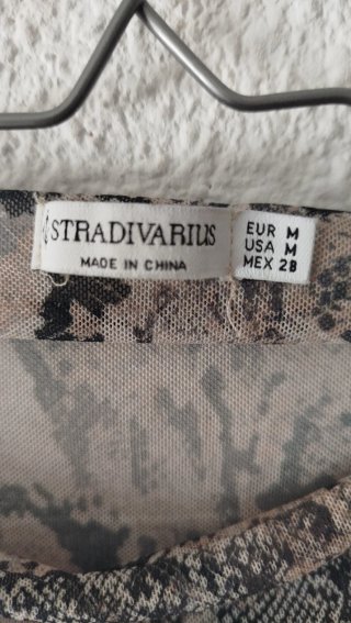 Top Stradivarius semitransparente estampado serpie