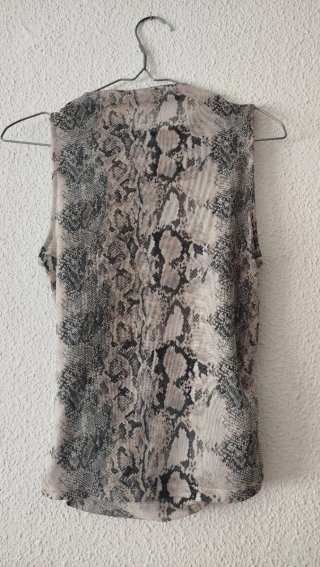 Top Stradivarius semitransparente estampado serpie
