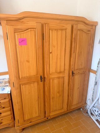 Armario de madera con 3puertas