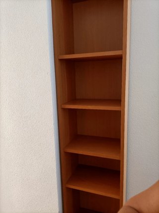 Estantería de madera marrón