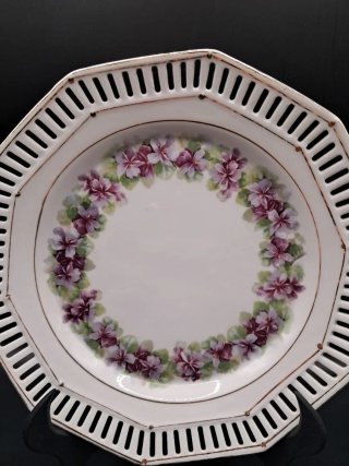 Plato de porcelana calada con flores