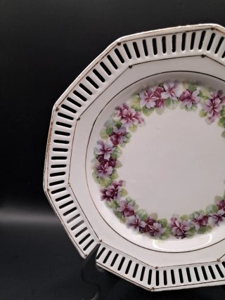 Plato de porcelana calada con flores