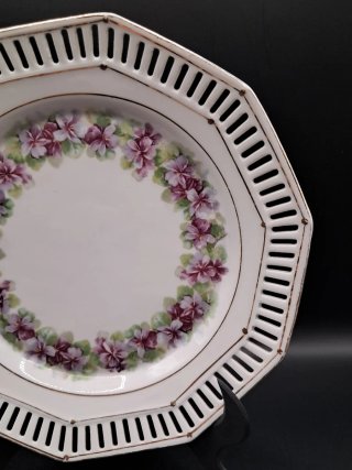 Plato de porcelana calada con flores