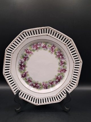 Plato de porcelana calada con flores