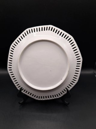 Plato de porcelana calada con flores