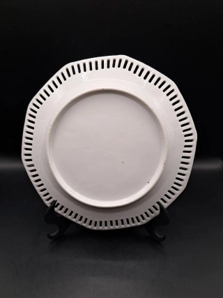 Plato de porcelana calada con flores