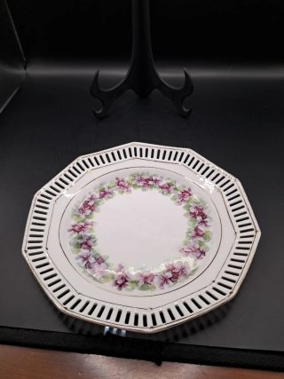 Plato de porcelana calada con flores