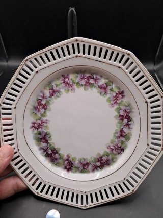 Plato de porcelana calada con flores
