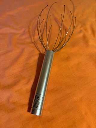 Masajeador de cabeza plateado pilas sin marca