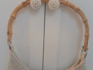 Bolso de hilo tejido beige con asa de bambú nuevo