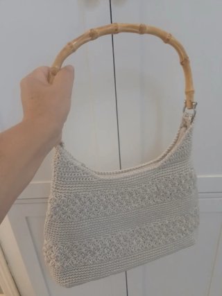 Bolso de hilo tejido beige con asa de bambú nuevo