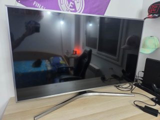 Televisión Samsung Negra y Plateada