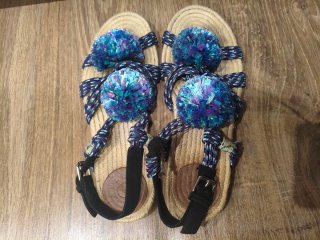 Sandalias Bimba y Lola planas con pompón