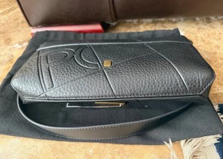 Bolso PG negro piel con logo dorado