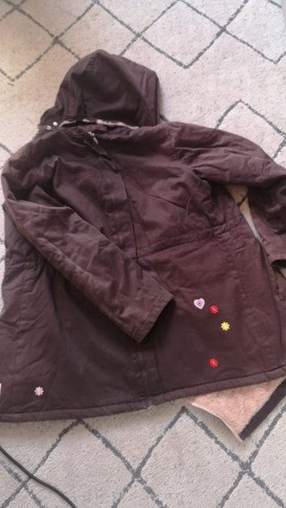 Abrigo porteo wombat & co marrón con forro rosa