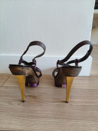 Sandalias HUGO BOSS tacón MARRON, DORADO,BERENGENA