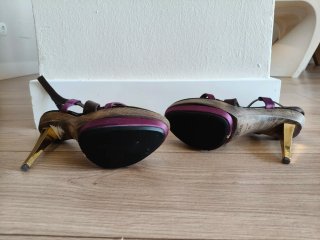 Sandalias HUGO BOSS tacón MARRON, DORADO,BERENGENA