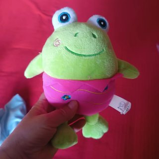 Peluche rana verde con vestito rosa