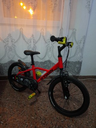 Bicicleta infantil roja de la marca B'TWIN