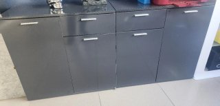 Mueble gris y blanco