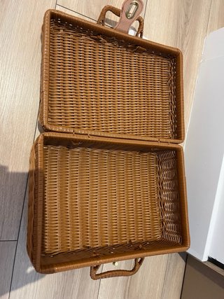 Cesta de mimbre marrón