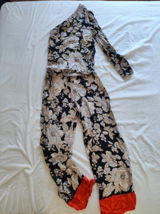 Conjunto asimétrico floral negro y rojo de Mango