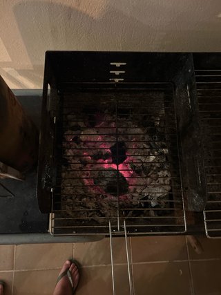 Barbacoa de carbón con ruedas